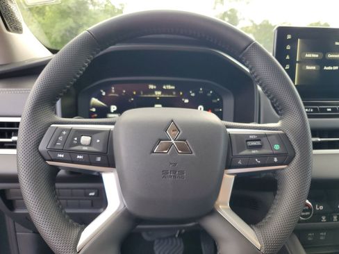 New 2025 Mitsubishi Outlander SE image 11