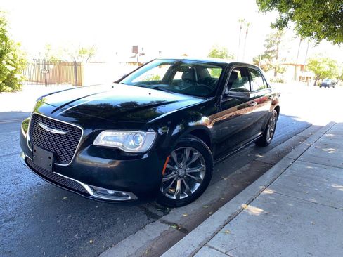 Used 2019 Chrysler 300 Limited AWD/4WD image 5