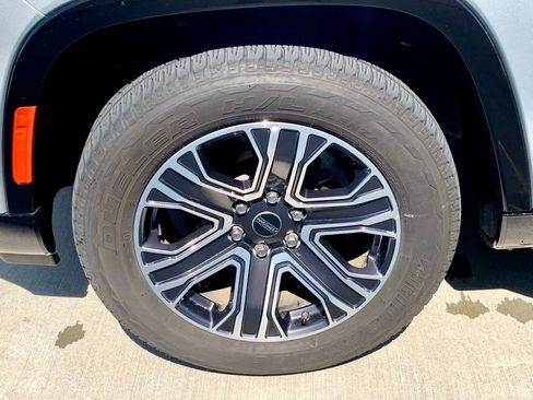 Used 2025 Jeep Wagoneer L Series II AWD/4WD image 9