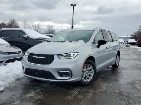 Certified 2024 Chrysler Pacifica Touring-L image 28