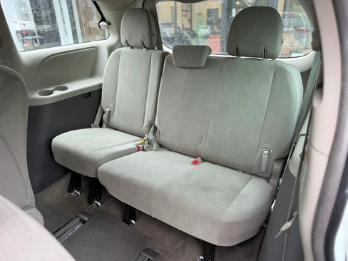 Used 2015 Toyota Sienna L FWD image 28