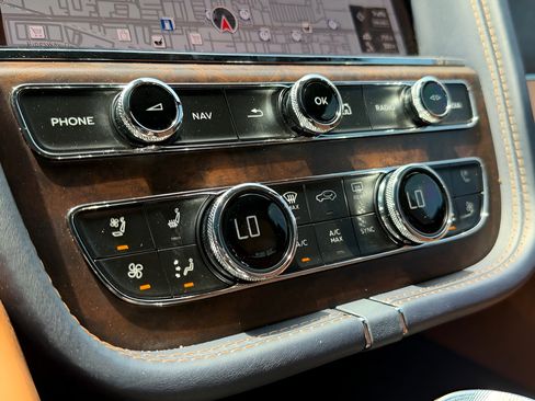 Used 2023 Bentley Bentayga AWD/4WD image 86
