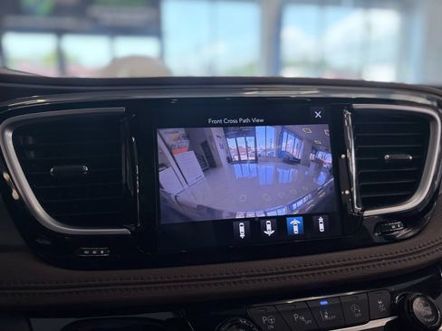 Used 2020 Chrysler Pacifica Limited w/ Tire & Wheel Group FWD image 42