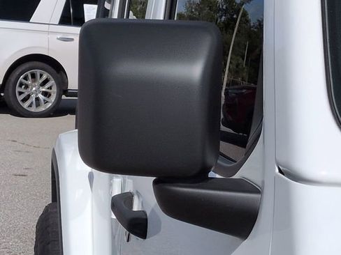 Used 2021 Jeep Wrangler Unlimited Sahara AWD/4WD image 12
