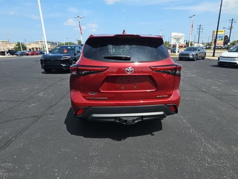 Used 2022 Toyota Highlander XLE AWD/4WD image 4