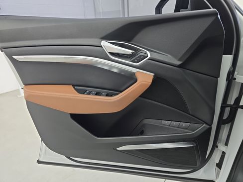 Used 2022 Audi e-tron Premium Plus w/ Premium Plus Package image 27