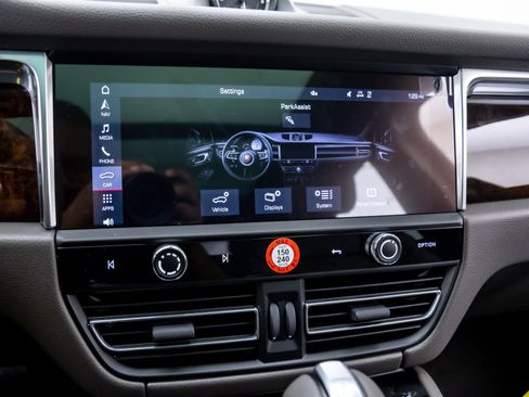 Certified 2026 Porsche Macan AWD/4WD image 22