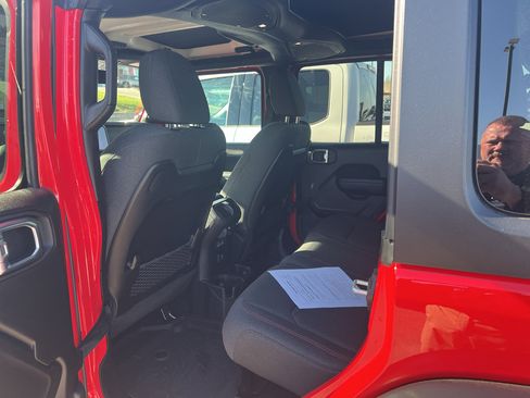 Used 2024 Jeep Wrangler Rubicon w/ Technology Group image 7
