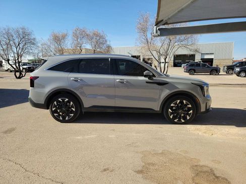 Used 2025 Kia Sorento EX FWD image 9