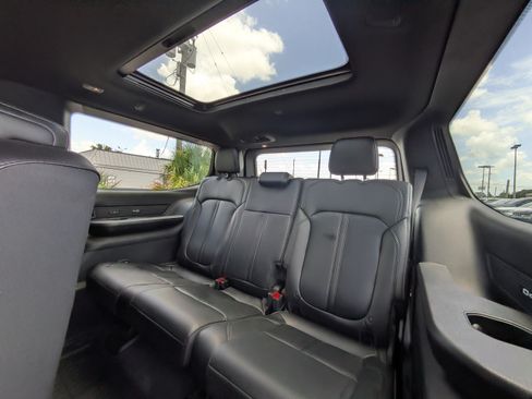 Used 2024 Jeep Wagoneer Series III w/ Premium Group I AWD/4WD image 15