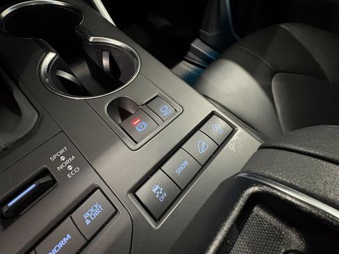 Used 2021 Toyota Highlander XLE AWD/4WD image 26