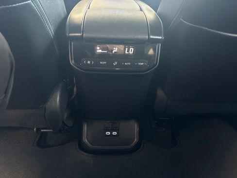 Used 2024 Toyota Highlander XLE AWD/4WD image 15