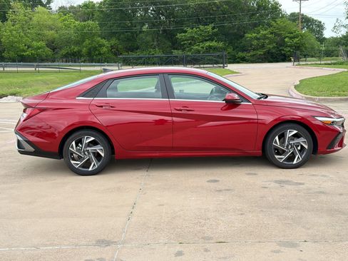 Used 2025 Hyundai Elantra SEL FWD image 8