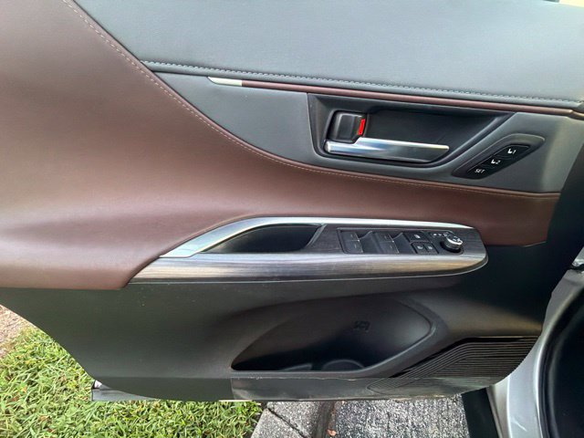 Used 2021 Toyota Venza Limited AWD/4WD image 3