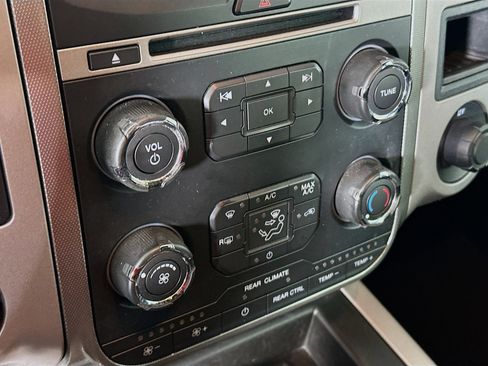 Used 2017 Ford Expedition XLT image 23