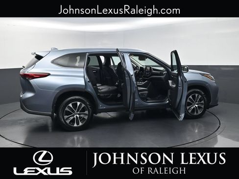Used 2021 Toyota Highlander XLE AWD/4WD image 32