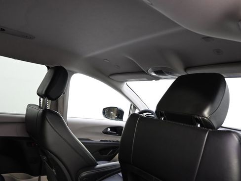 Used 2024 Chrysler Pacifica Touring-L image 17