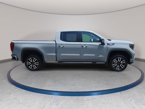 Used 2024 GMC Sierra 1500 AT4 w/ Technology Package AWD/4WD image 4