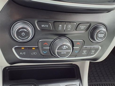 Used 2019 Jeep Cherokee Limited w/ Luxury Group image 19