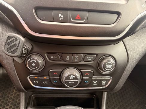 Used 2019 Jeep Cherokee Trailhawk w/ Comfort/Convenience Group AWD/4WD image 22