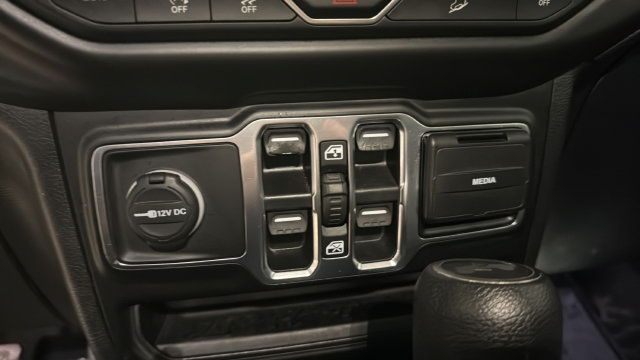 Used 2020 Jeep Wrangler Unlimited Sahara AWD/4WD image 31