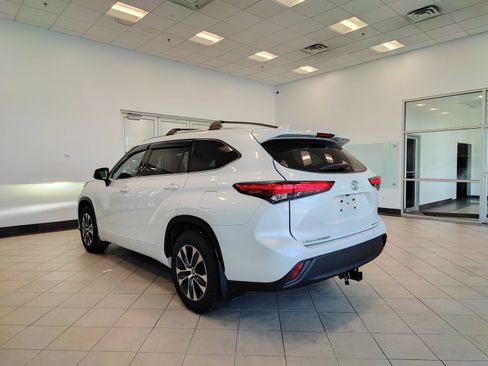 Used 2022 Toyota Highlander XLE AWD/4WD image 5