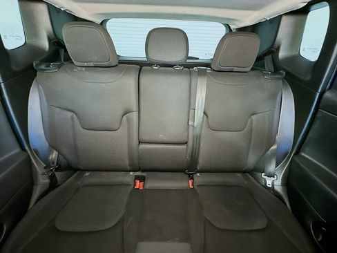 Used 2019 Jeep Renegade Altitude w/ UConnect 8.4 Nav Group FWD image 13