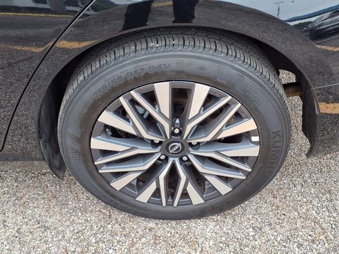 Used 2025 Nissan Altima 2.5 SV FWD image 25