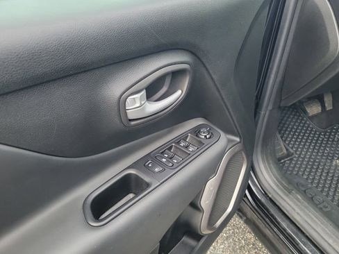 Used 2023 Jeep Renegade Latitude AWD/4WD image 12