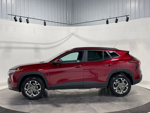 Used 2025 Chevrolet Trax LT w/ LT Convenience Package FWD image 14