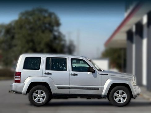 Used 2011 Jeep Liberty Sport image 7