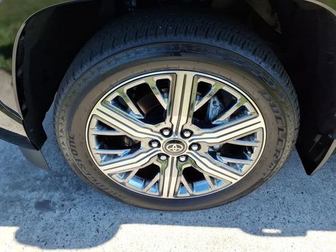 Used 2025 Toyota Sequoia Capstone AWD/4WD image 4