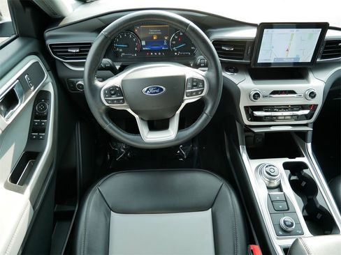 Used 2022 Ford Explorer XLT w/ Equipment Group 202A image 11