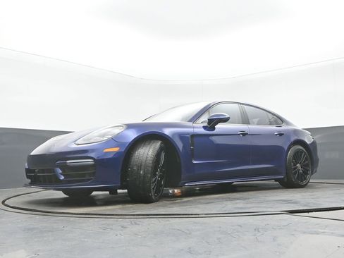 Used 2021 Porsche Panamera GTS w/ Premium Package image 31