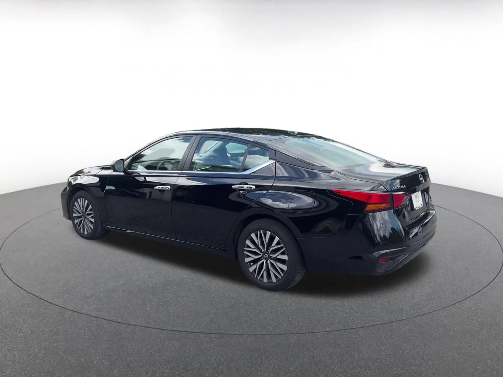 Used 2025 Nissan Altima 2.5 SV FWD image 8