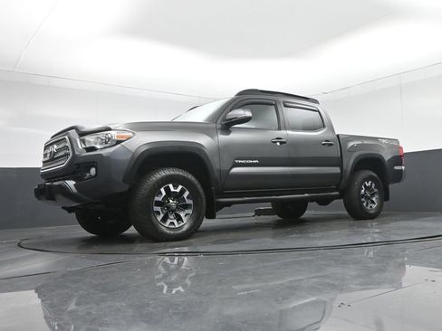 Used 2017 Toyota Tacoma TRD Off-Road image 59