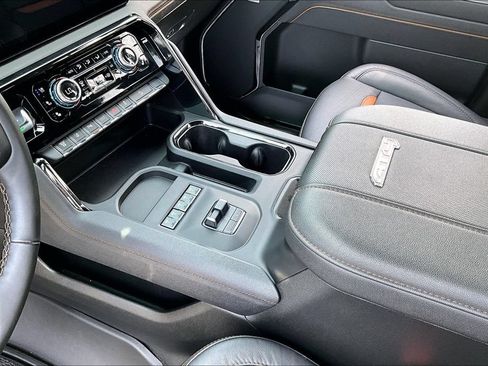 Used 2025 GMC Sierra 2500 AT4 w/ AT4 Premium Plus Package AWD/4WD image 19