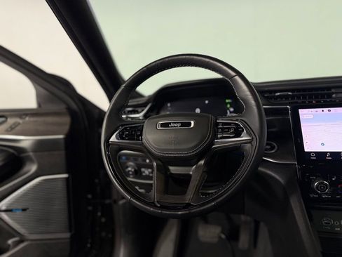 Used 2022 Jeep Grand Cherokee Overland w/ Advanced Protech Group III AWD/4WD image 13