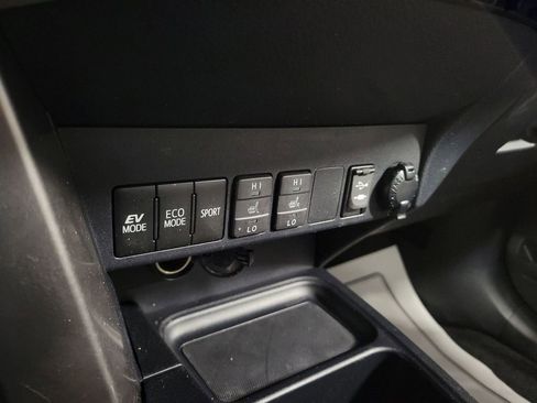 Used 2018 Toyota RAV4 Limited image 17