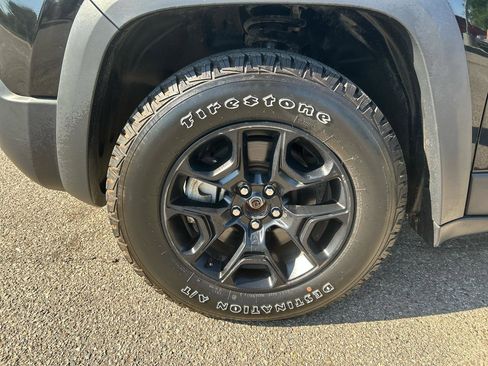 Used 2021 Jeep Cherokee Trailhawk AWD/4WD image 32