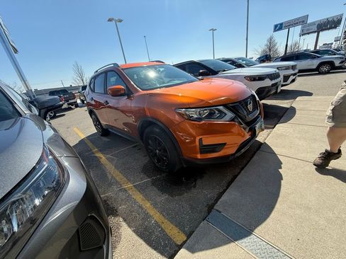 Used 2019 Nissan Rogue SV image 3