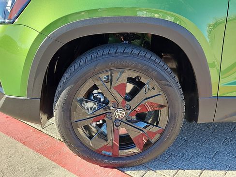 Certified 2025 Volkswagen Taos SE image 5