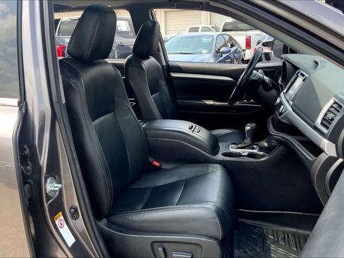 Used 2017 Toyota Highlander XLE image 8