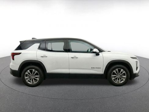Used 2025 Chevrolet Equinox LT FWD image 10