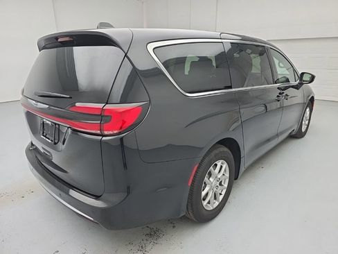 Used 2025 Chrysler Pacifica Select FWD image 12