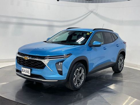 Used 2025 Chevrolet Trax LT FWD image 8
