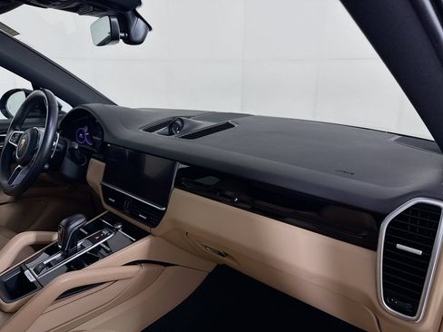 Certified 2023 Porsche Cayenne Coupe AWD/4WD image 28