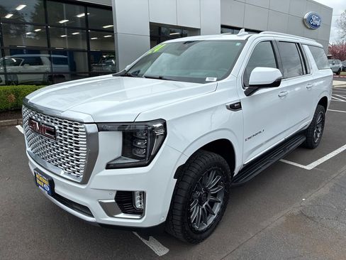 Used 2024 GMC Yukon XL Denali w/ Advanced Technology Package AWD/4WD image 3