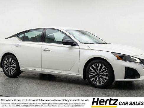 Used 2025 Nissan Altima 2.5 SV image 1