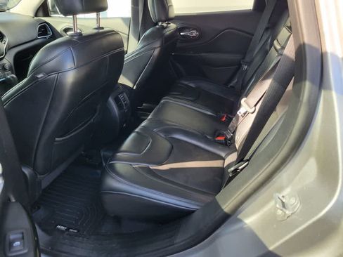 Used 2019 Jeep Cherokee Latitude Plus AWD/4WD image 3
